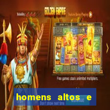 homens altos e magros pelados